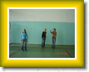 DSC00322 * Dzie Dziecka na sportowo. Ostatni serw w wykonaniu dziewczt z klasy Ia. * 1280 x 960 * (506KB)