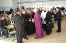 DSC01224 * Celebrant ksidz infuat doktor Jzef Wjcik wita si z wizytatorem Stanisawem Kowalikiem, towarzysz mu  ksidz dziekan Ryszard Batorski i ksidz kanonik Jan Szczodry * 2592 x 1728 * (1.93MB)
