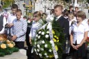 Delegacja * Uczniowie Zespou Szk w Rzeczniowie skadaj wieniec na grobie patrona ksidza doktora Jzefa Pastuszki, ktrego doczesne szcztki spoczywaj na miejscowym cmentarzu. * 2592 x 1728 * (2.14MB)