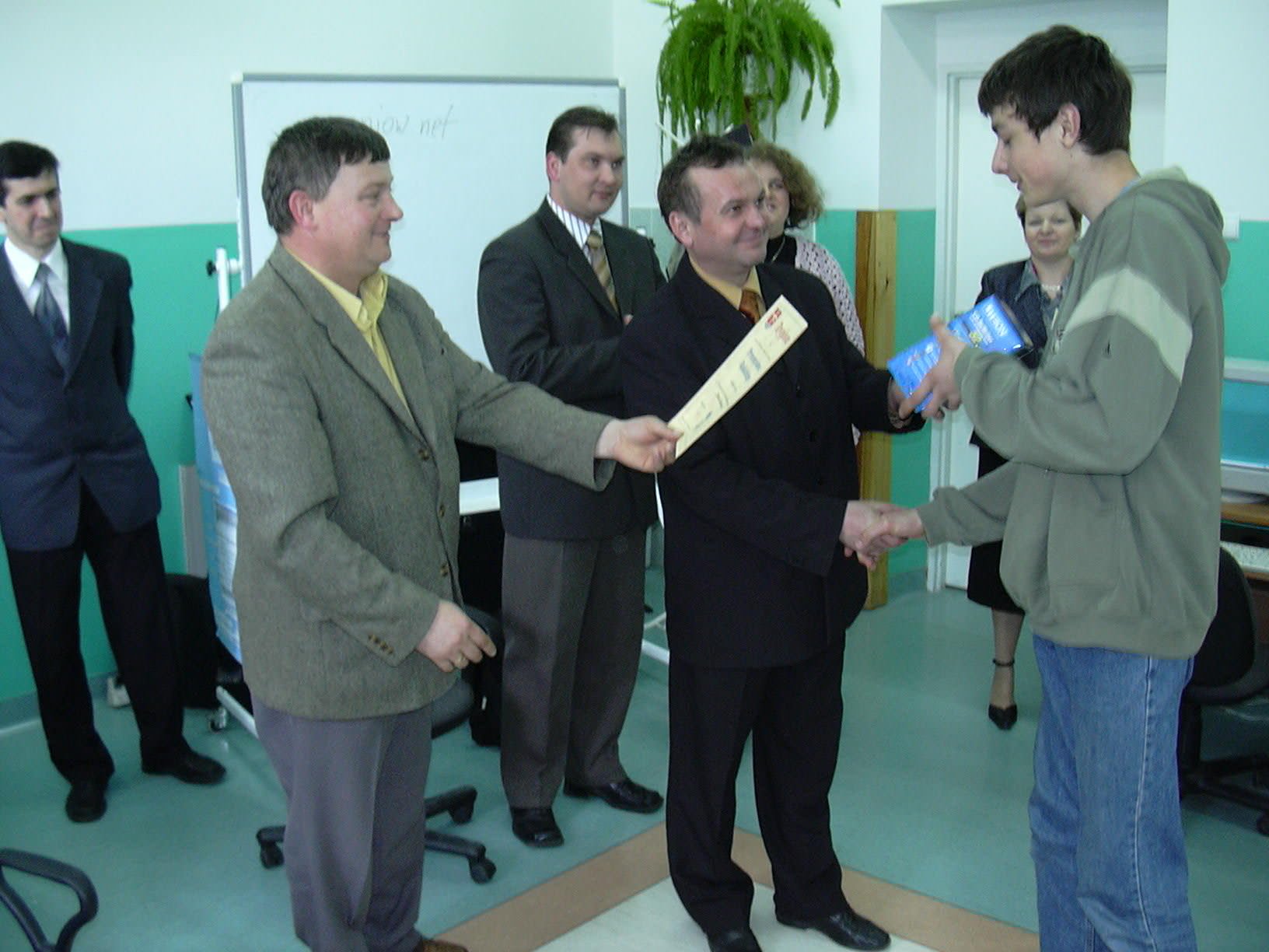 Z rk Wjta Gminy Rzeczniw p. Romana Borka nagrod  za I miejsce odbiera Przemysaw Rokicki, dyplom wrcza Dyrektor Zespou Szk w Rzeczniowie Zbigniew Korycki