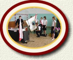 Przekazanie sztandaru Zespou Szk modszemu rocznikowi.